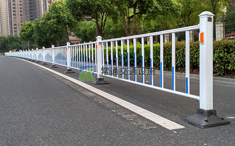 加厚常规道路市政中心隔离护栏蓝白色隔离栏